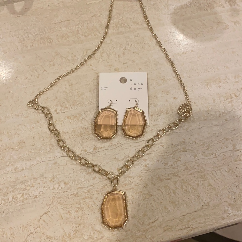 Large Necklace and pierced earring set- NWT